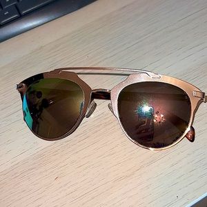 Bobby Roaché mirror sunglasses.